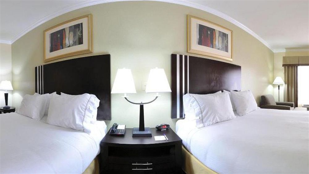 Holiday Inn Express Sealy By Ihg Exterior photo